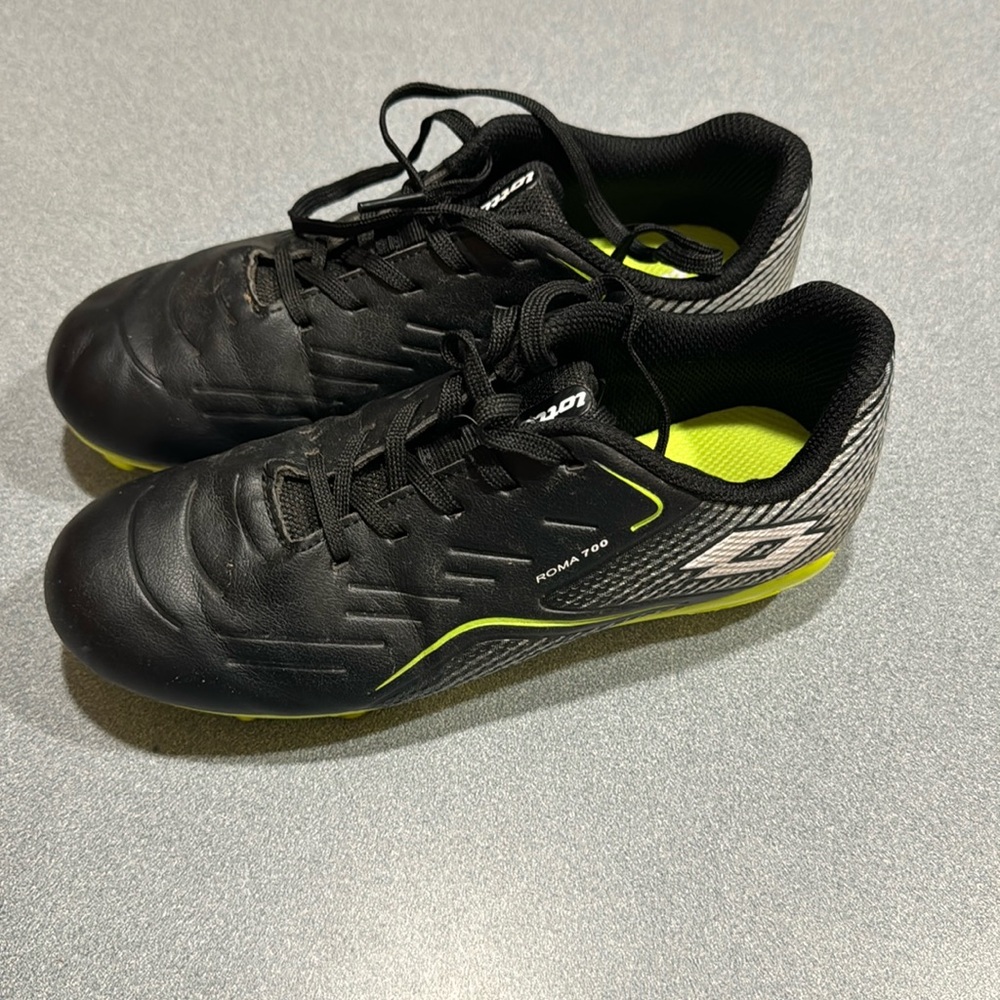 Lotto Roma 700 boys soccer cleats. Size 2
